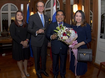 อาจารย์นภาศรี สุวรรณโชติ
ผู้ช่วยอธิการบดีฝ่ายวิเทศสัมพันธ์ได้เดินทางไปมอบช่อดอกไม้แสดงความยินดีกับ
ดร.เอนก เพิ่มวงศ์เสนีย์